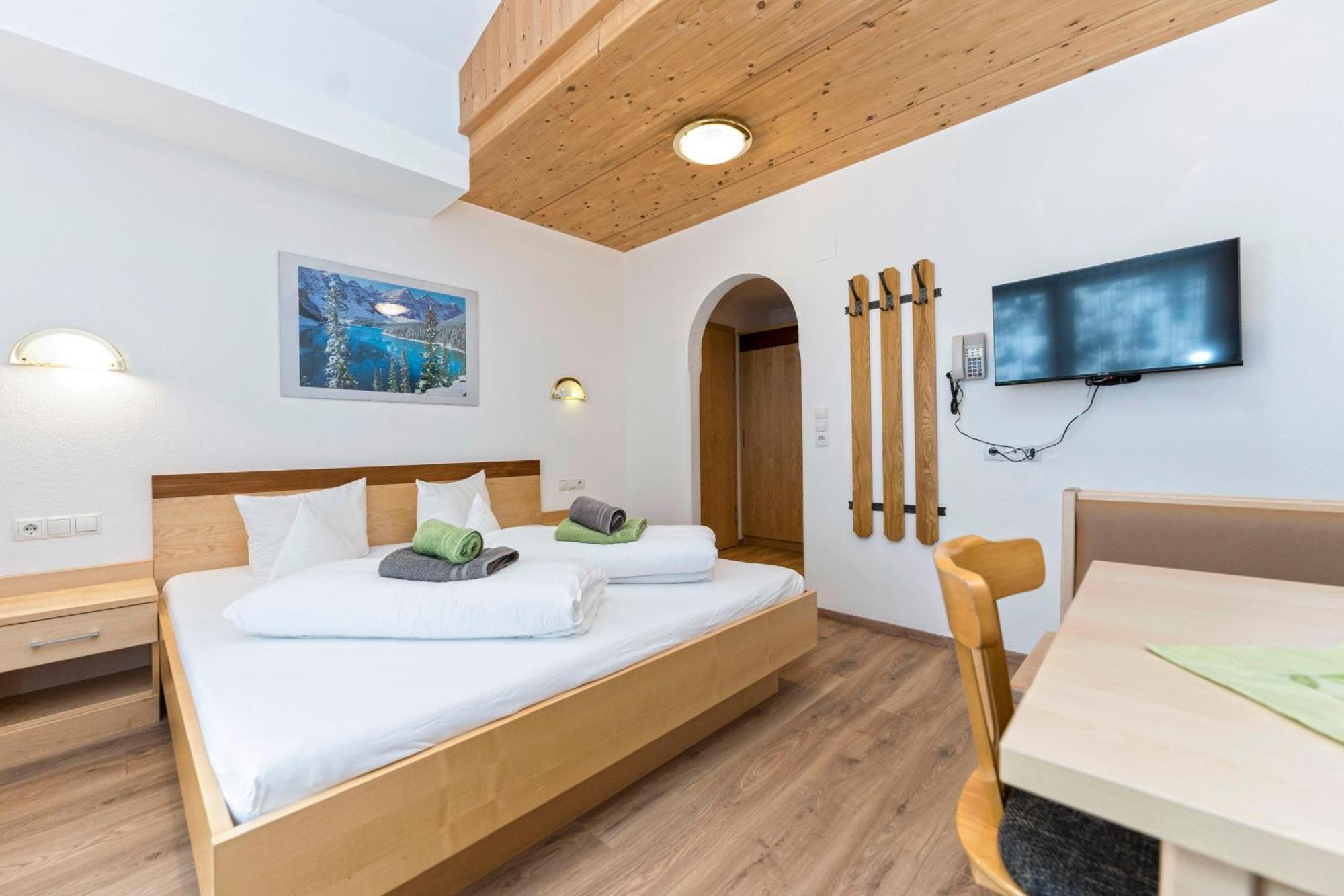 Hotel Garni Siegele - Inklusive Silvretta-Card Premium Ишгль Экстерьер фото